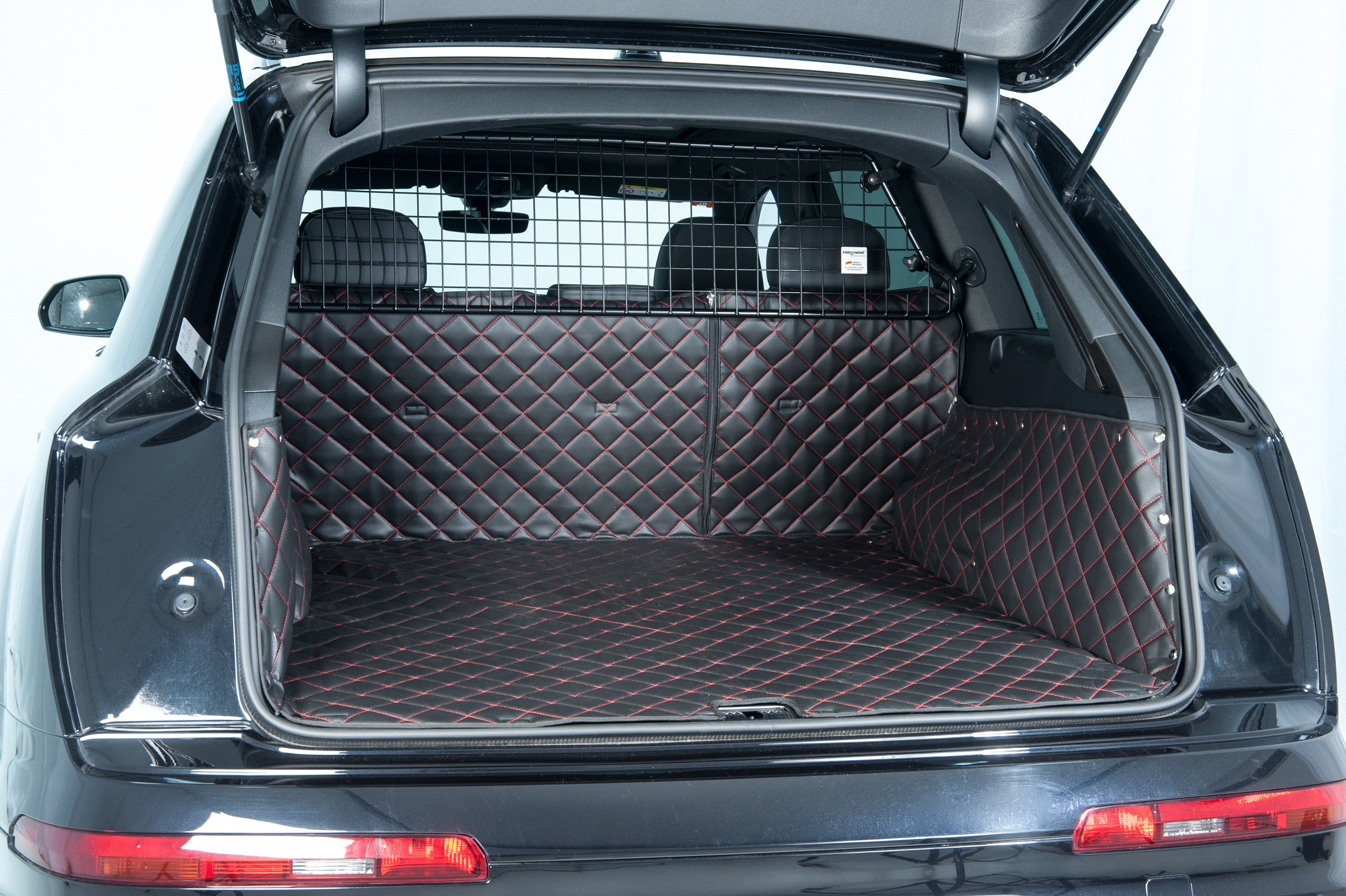 Starliner Deluxe car boot tray black/red for FORD Focus Turnier, built since 2018 Starliner Deluxe car boot tray black/red for FORD Focus Turnier, built since 2018