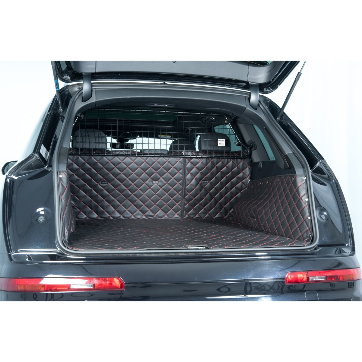 Starliner Deluxe car boot tray black/red for BMW 5er Touring hybrid and i5 (type G61), built since 2024 Starliner Deluxe car boot tray black/red for BMW 5er Touring hybrid and i5 (type G61), built since 2024