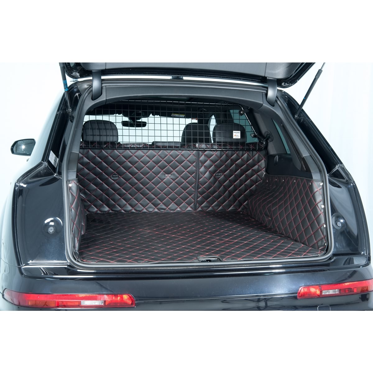 Starliner Deluxe Kofferraumwanne schwarz/rot für Audi Q5 e-Hybrid (Typ GU (FY)), ab Bj. 2026 Starliner Deluxe Kofferraumwanne schwarz/rot für Audi Q5 e-Hybrid (Typ GU (FY)), ab Bj. 2026